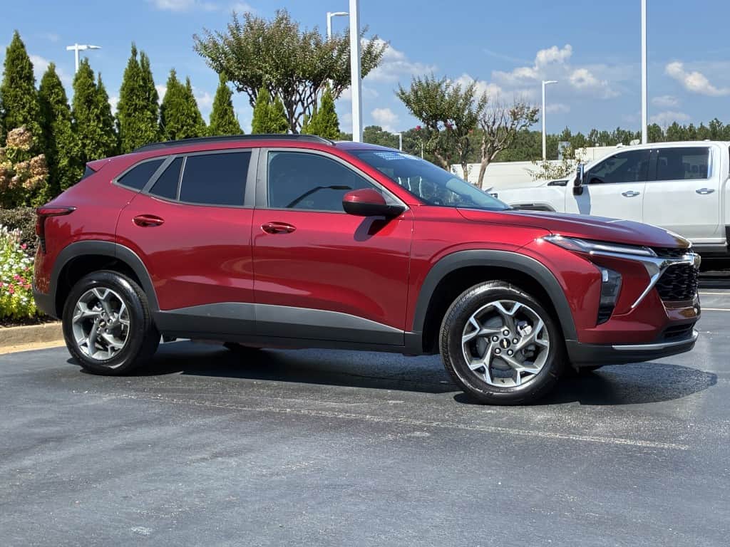 2025 Chevrolet Trax LT — photo 2