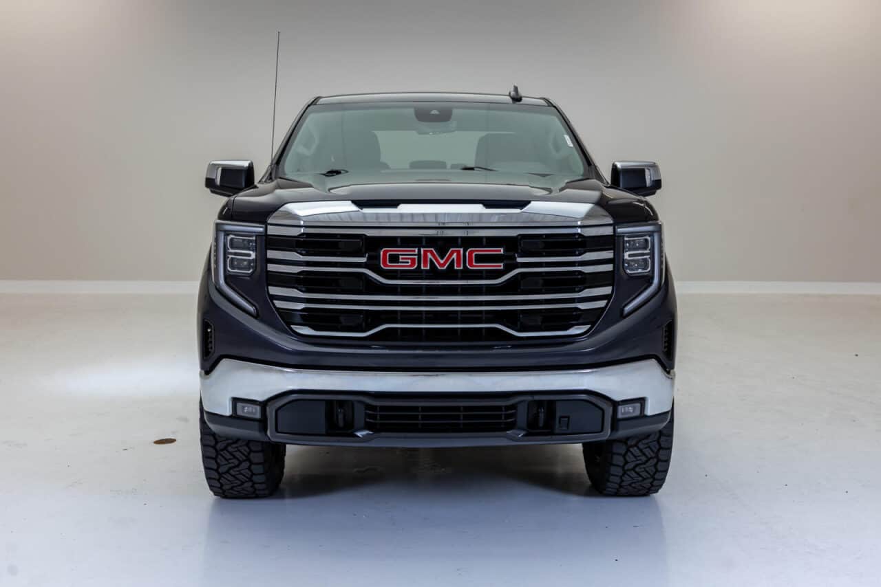 2023 GMC Sierra 1500 SLT — photo 2