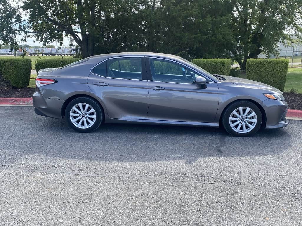 2018 Toyota Camry LE FWD — photo 2
