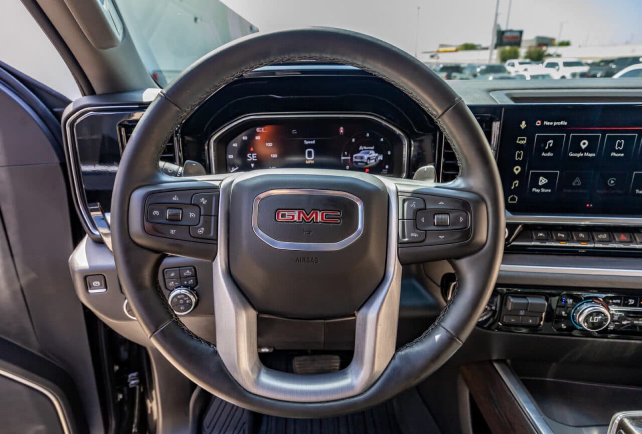 2025 GMC Sierra 1500 SLT — photo 17 of 40