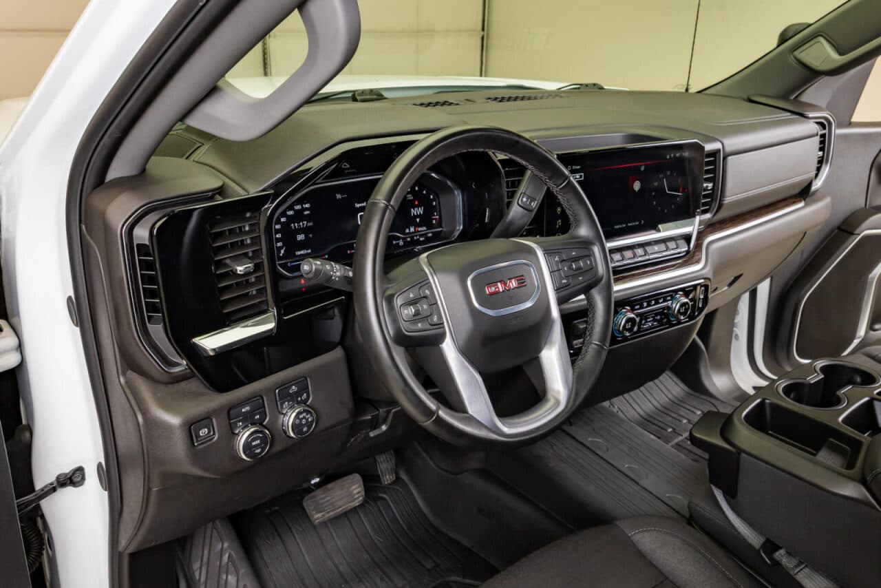 2024 GMC Sierra 1500 Elevation — photo 14 of 38