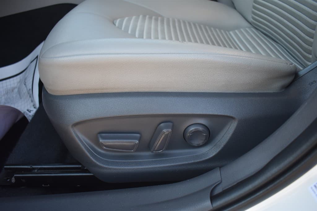 2020 Toyota Camry SE FWD — photo 5 of 13