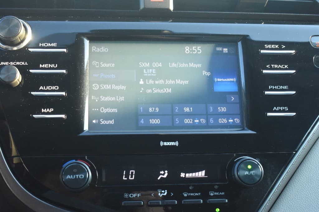2020 Toyota Camry SE FWD — photo 10 of 13