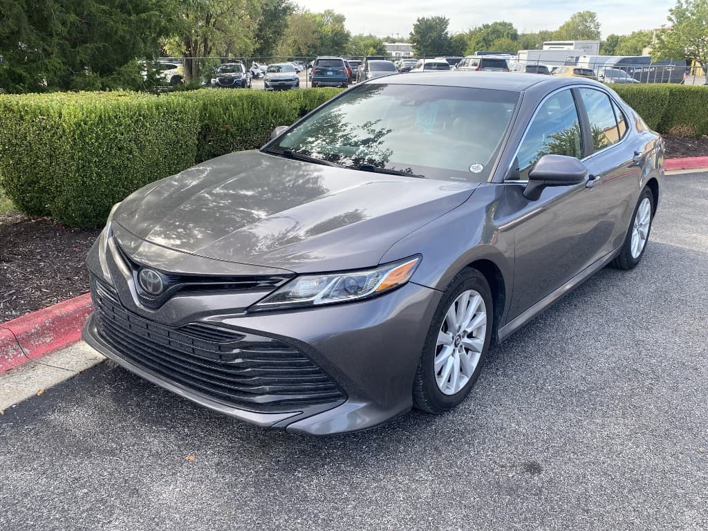2018 Toyota Camry LE FWD — photo 1 of 15