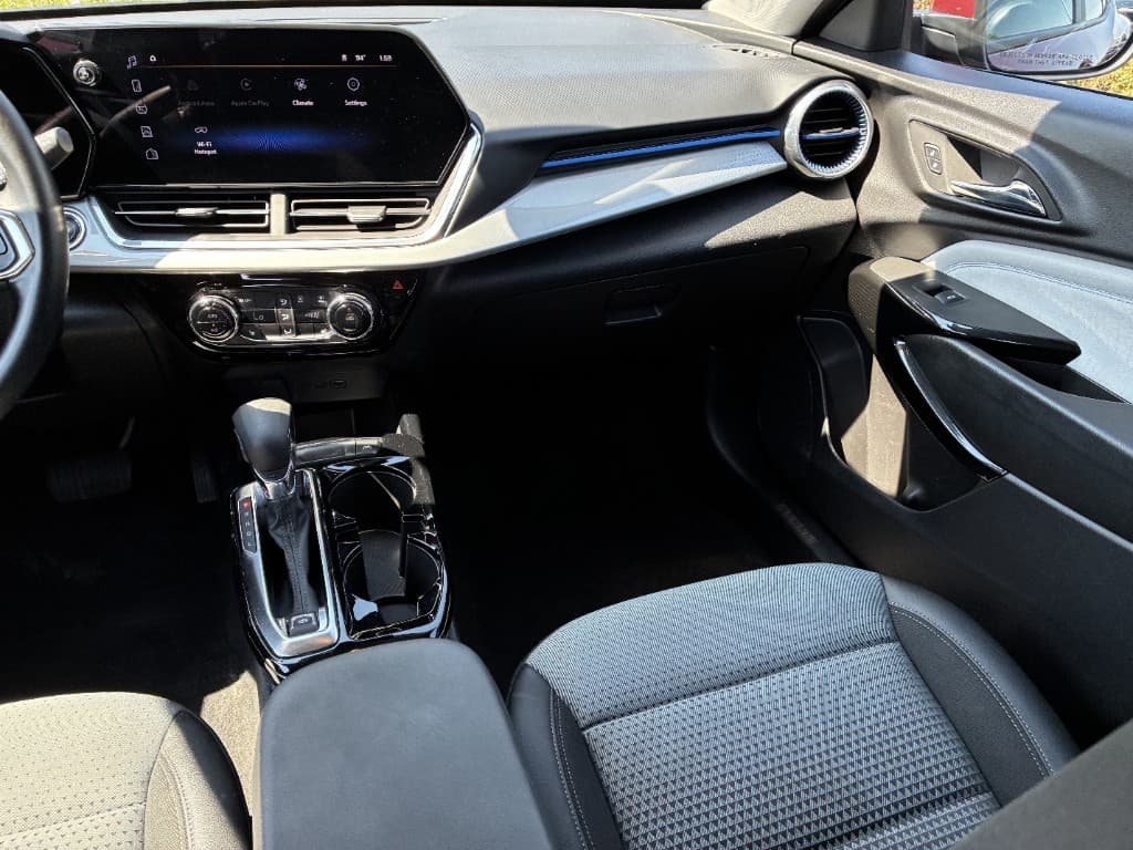 2025 Chevrolet Trax LT — photo 15 of 27