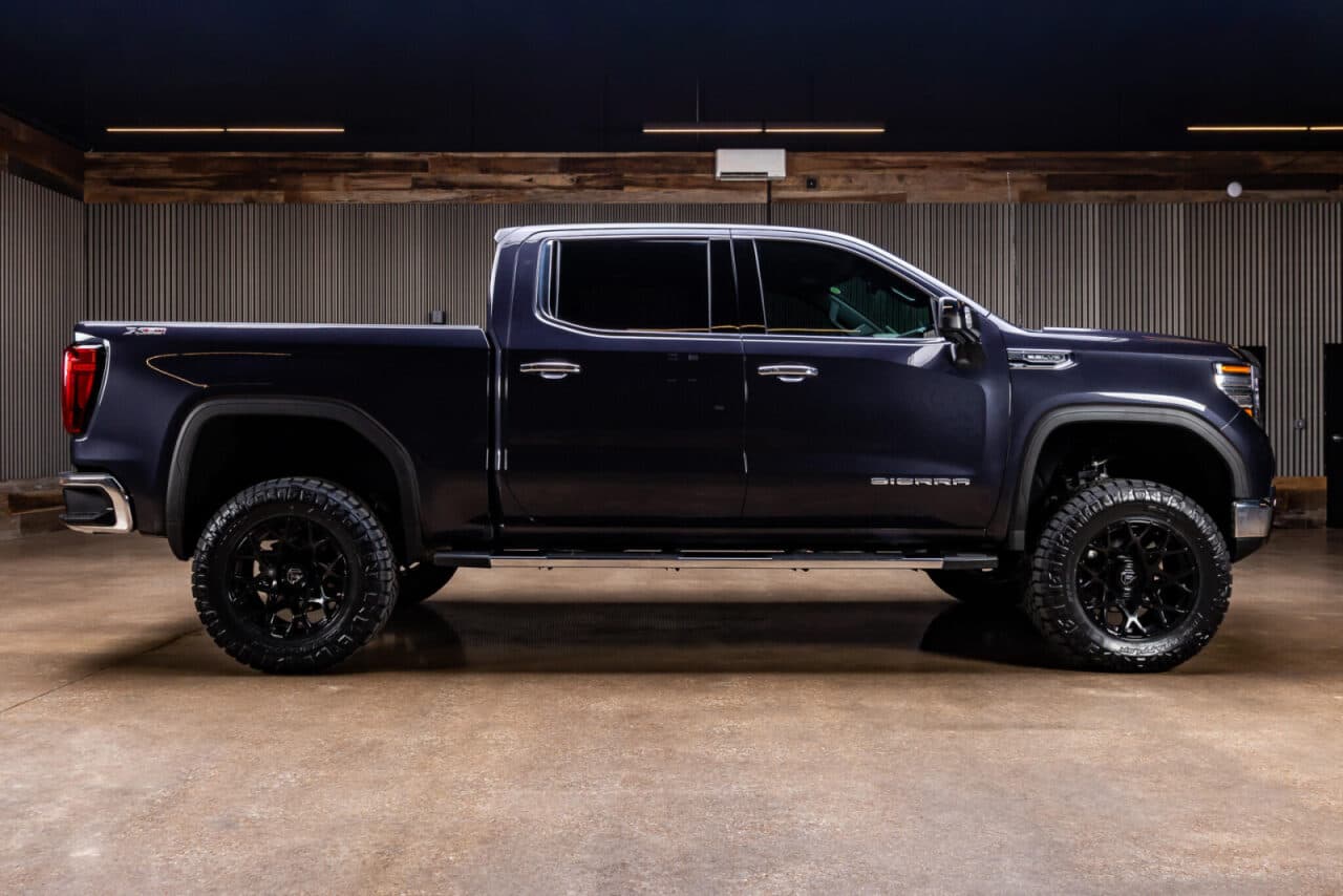 2024 GMC Sierra 1500 SLT — photo 9 of 35