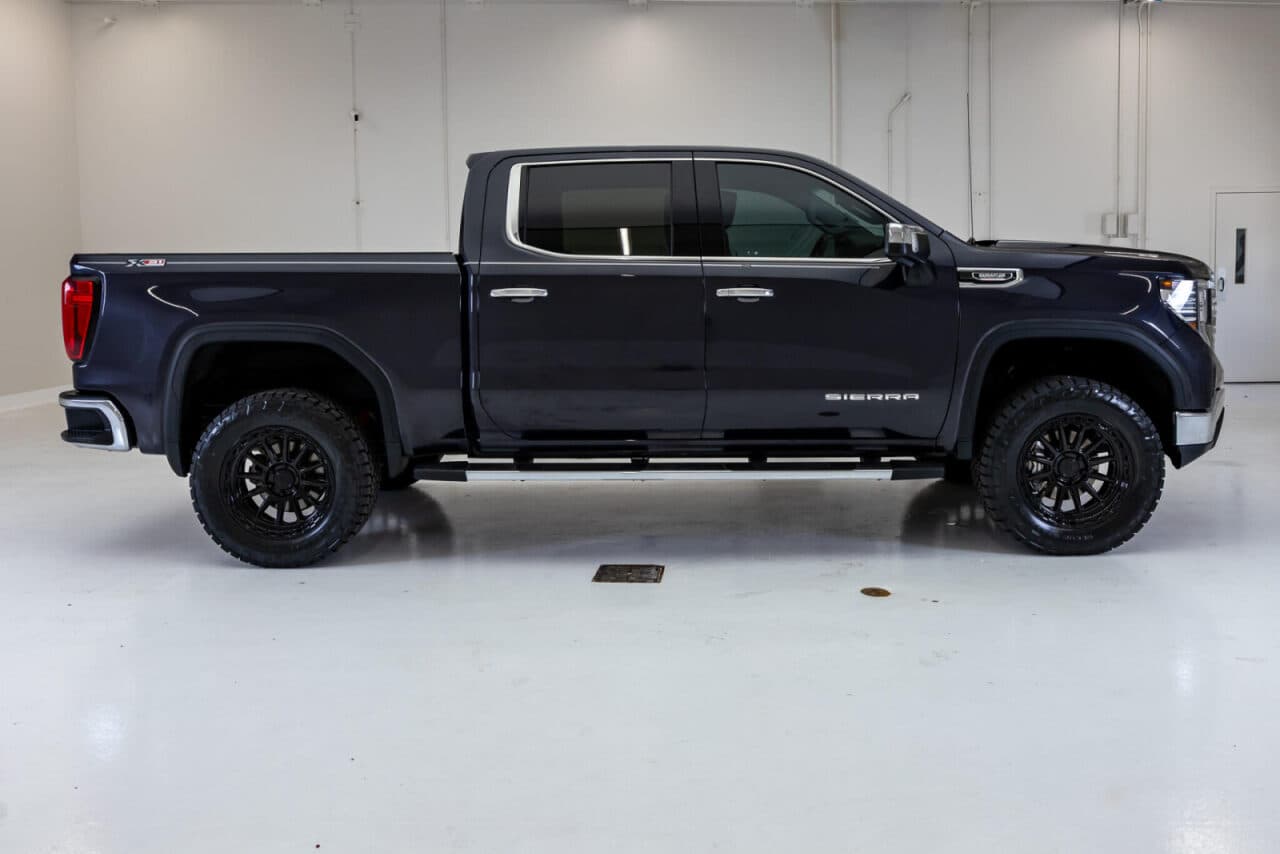 2023 GMC Sierra 1500 SLT — photo 9 of 36