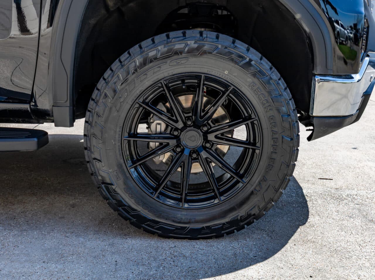 2025 GMC Sierra 1500 SLT — photo 10 of 40