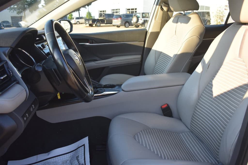 2020 Toyota Camry SE FWD — photo 6 of 13