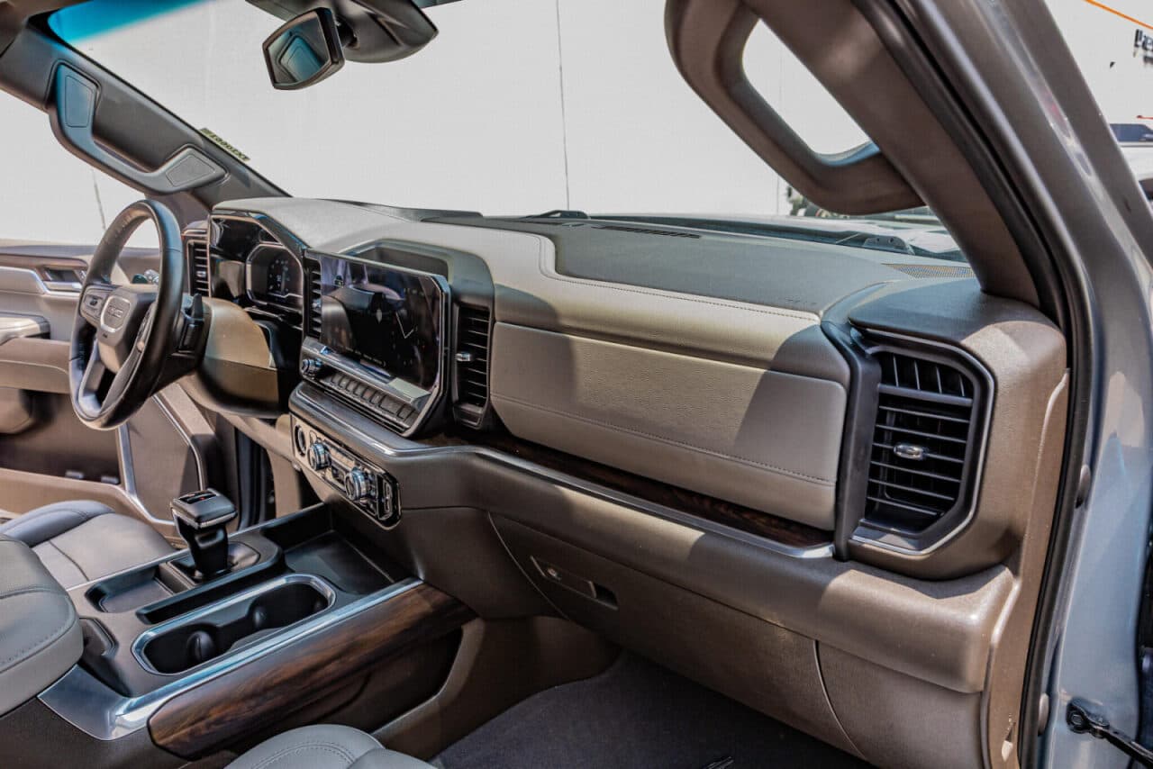 2023 GMC Sierra 1500 SLT — photo 16 of 39