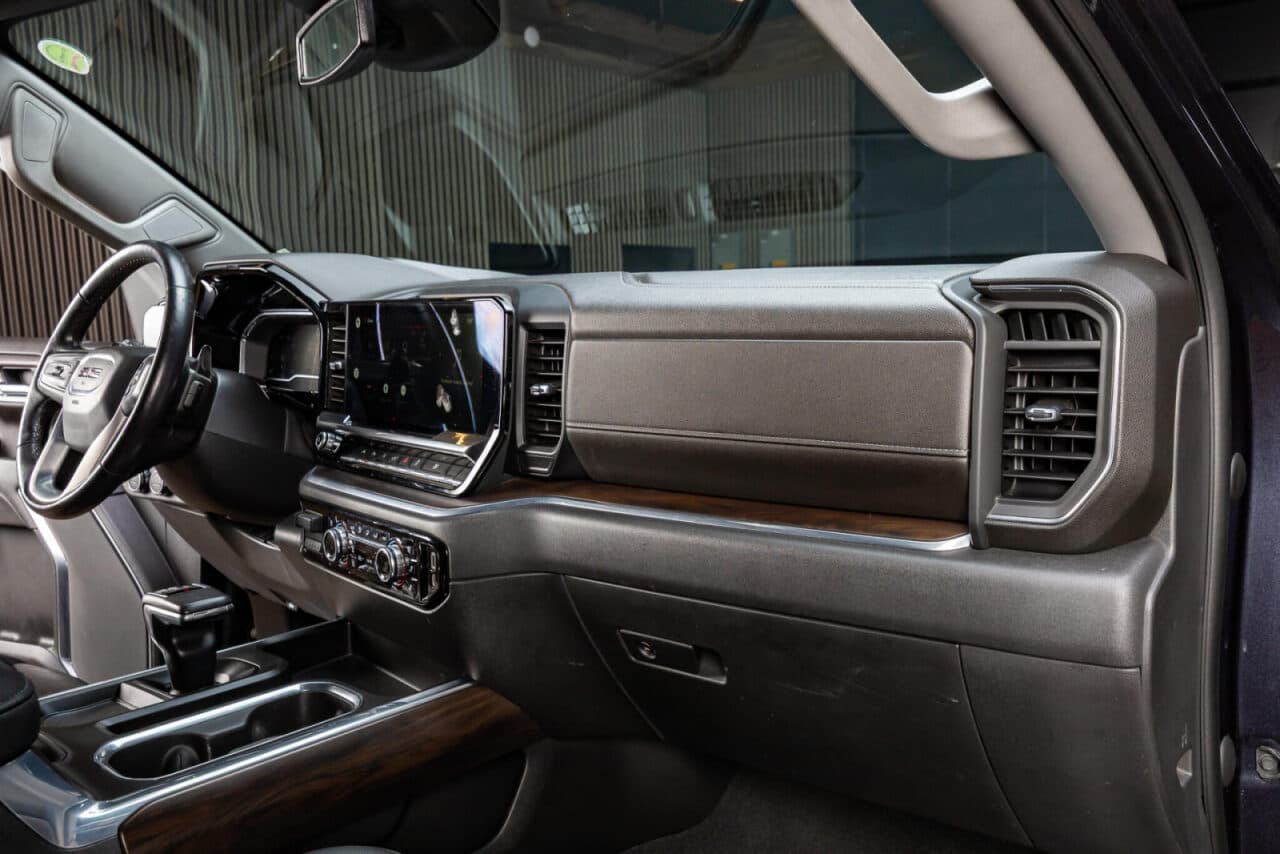 2022 GMC Sierra 1500 SLT — photo 13 of 33
