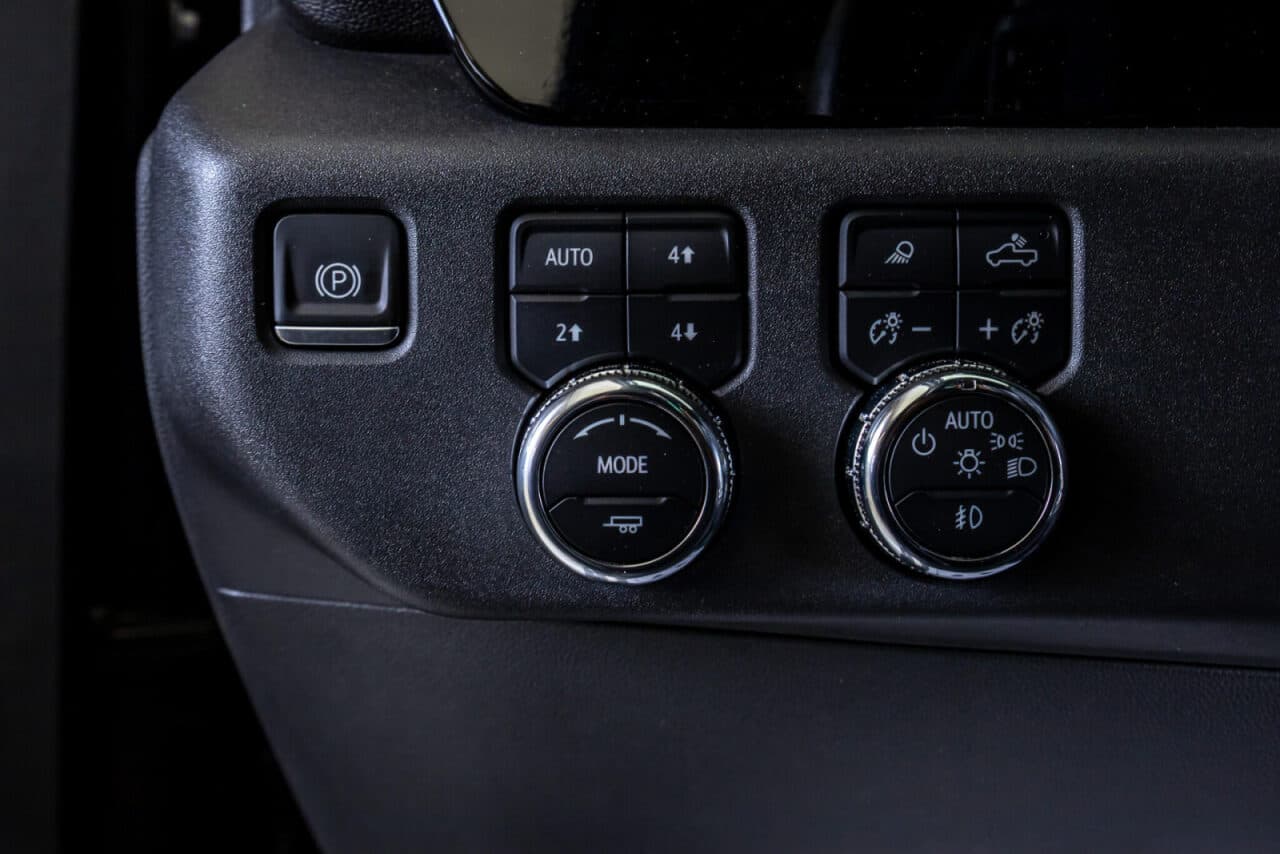 2023 GMC Sierra 1500 SLT — photo 17 of 36