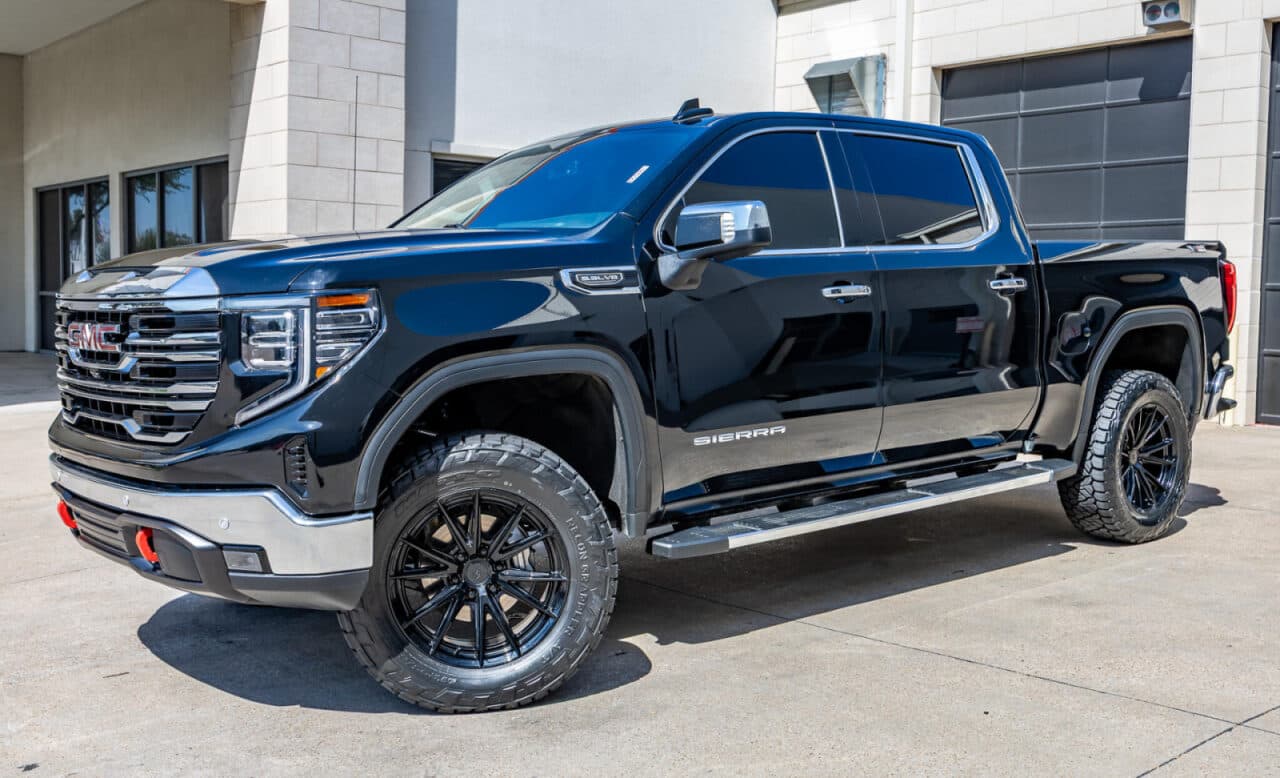 2025 GMC Sierra 1500 SLT — photo 3 of 40