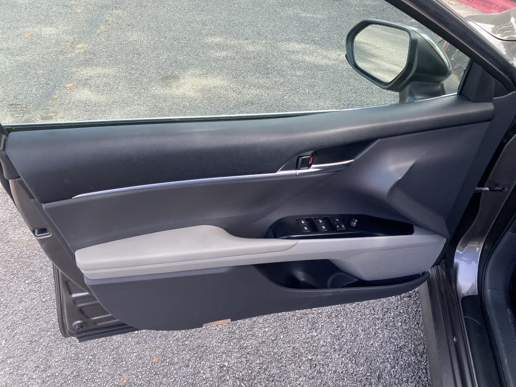 2018 Toyota Camry LE FWD — photo 8 of 15