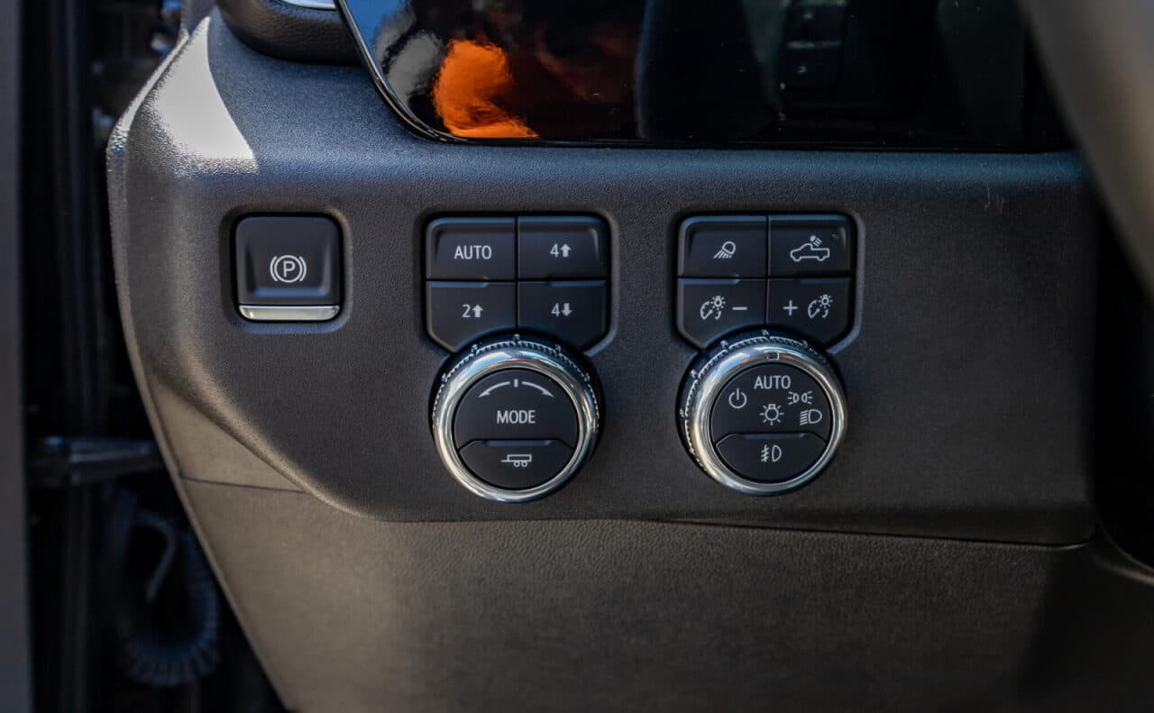 2025 GMC Sierra 1500 SLT — photo 20 of 40
