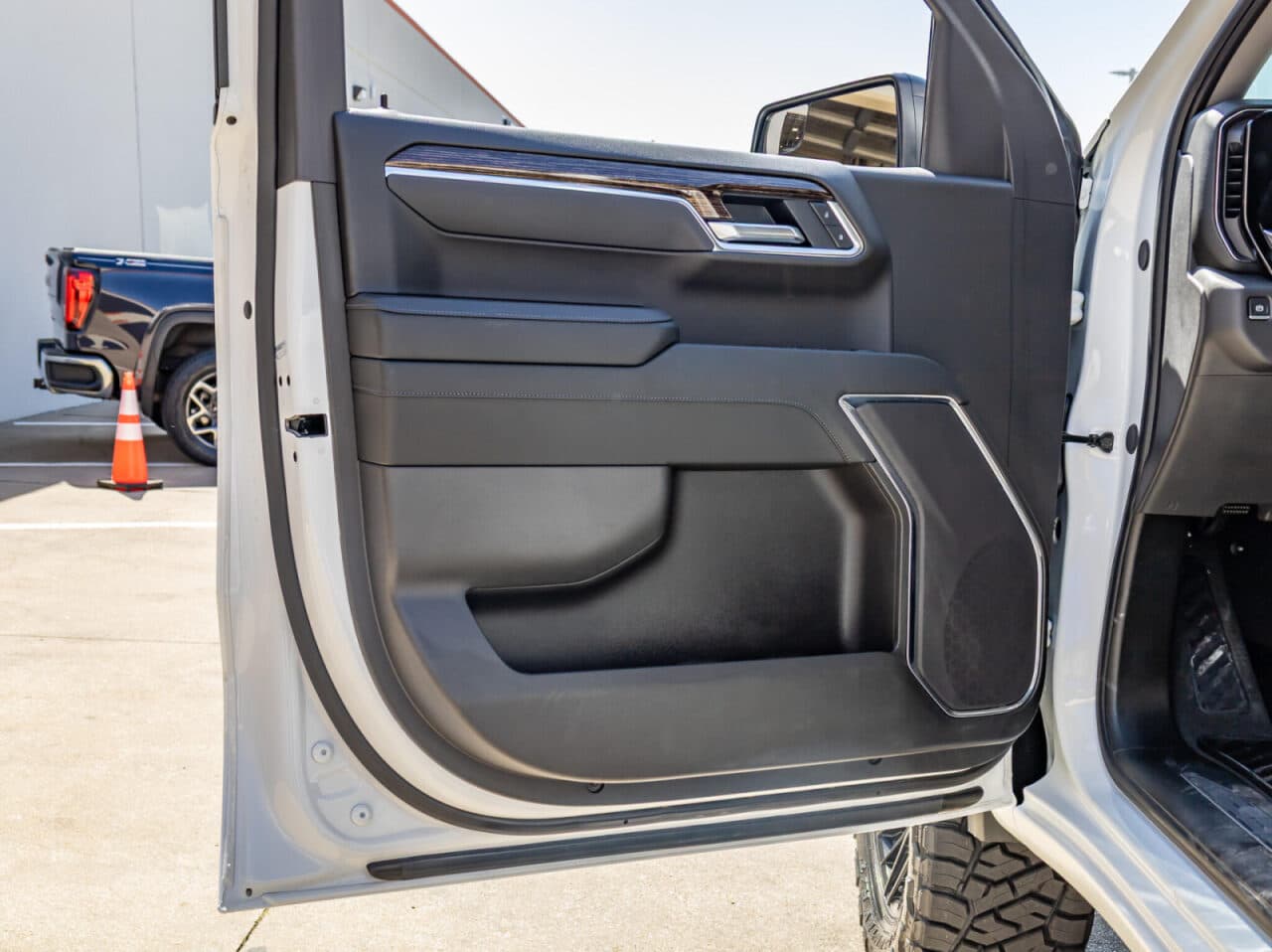 2025 GMC Sierra 1500 Elevation — photo 30 of 35
