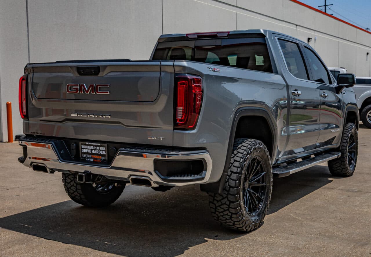 2023 GMC Sierra 1500 SLT — photo 8 of 39