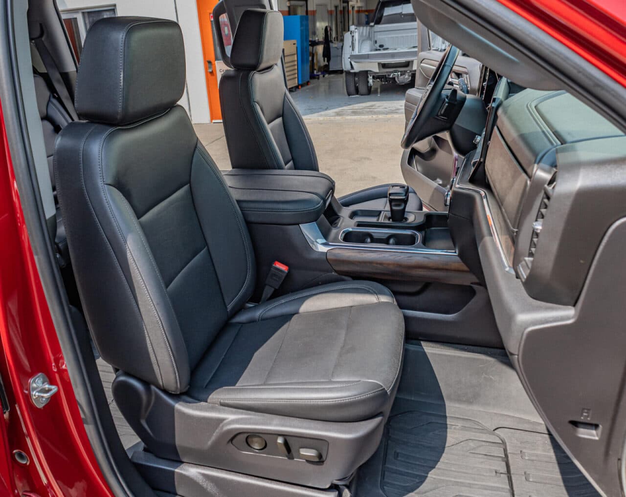 2024 GMC Sierra 1500 SLT — photo 29 of 39