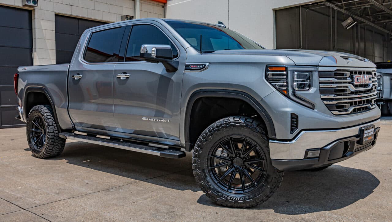 2023 GMC Sierra 1500 SLT — photo 1 of 39