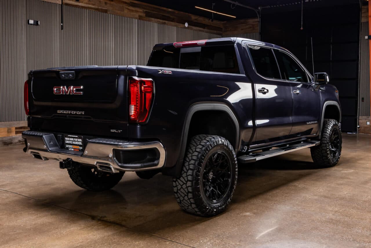 2024 GMC Sierra 1500 SLT — photo 8 of 35