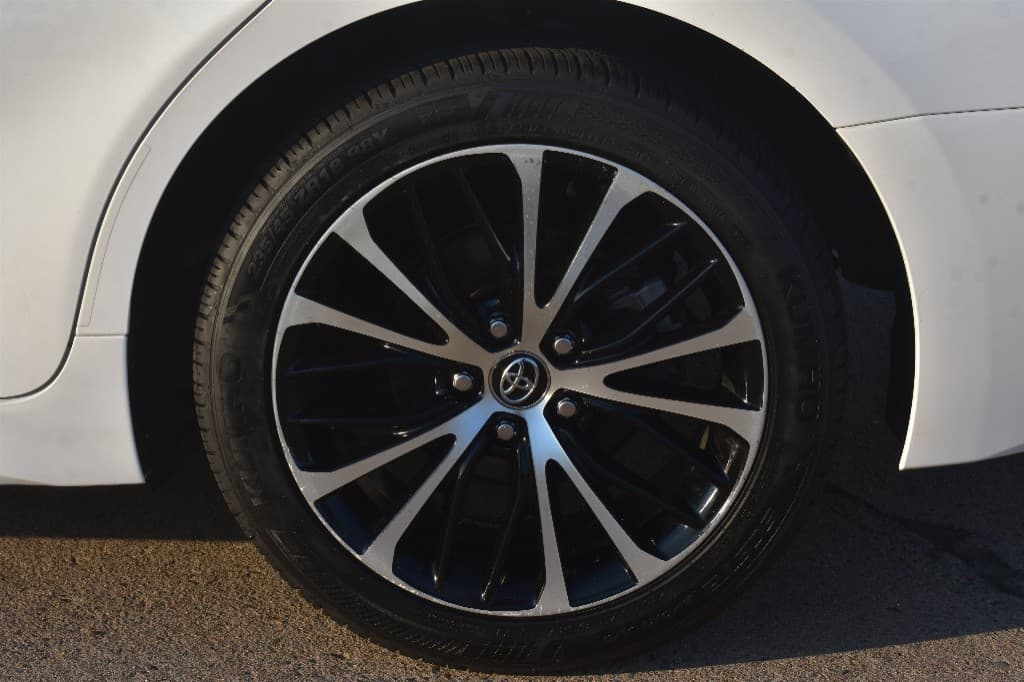 2020 Toyota Camry SE FWD — photo 2 of 13