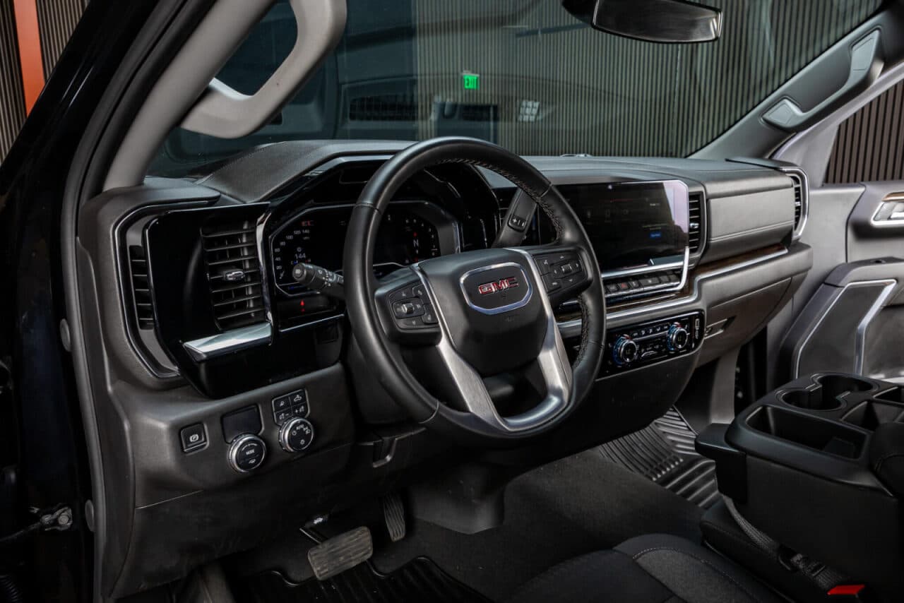 2024 GMC Sierra 1500 SLE — photo 13 of 35