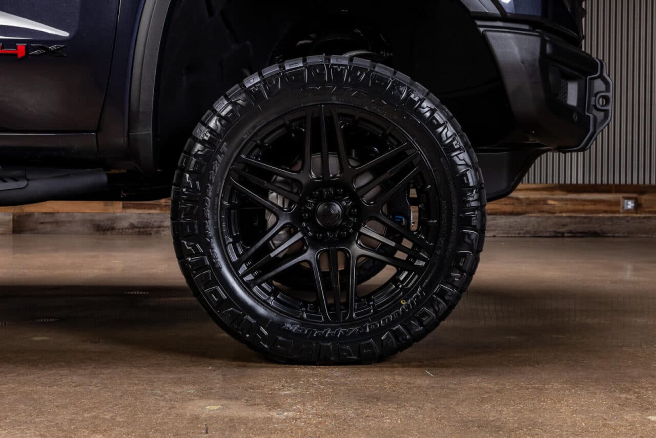 2025 GMC Sierra 1500 AT4X — photo 10 of 38
