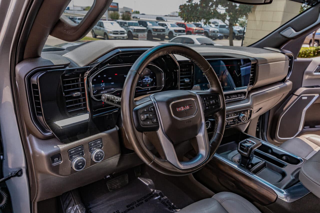 2023 GMC Sierra 1500 SLT — photo 15 of 39