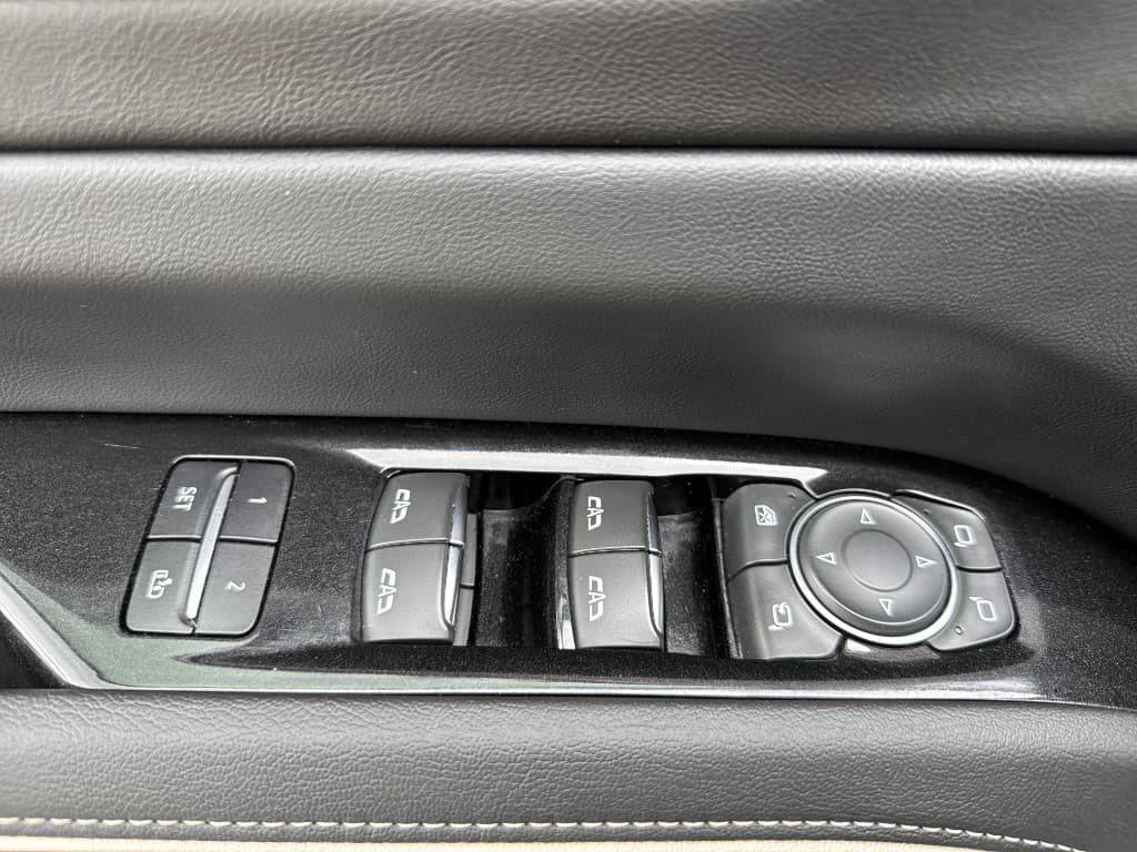 2021 Cadillac Escalade Sport — photo 7 of 32