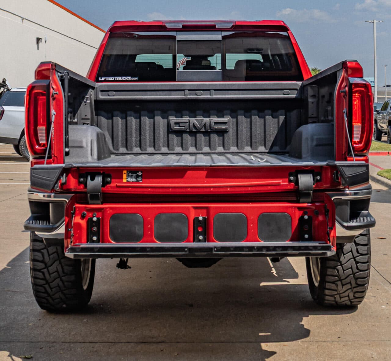 2024 GMC Sierra 1500 SLT — photo 7 of 39