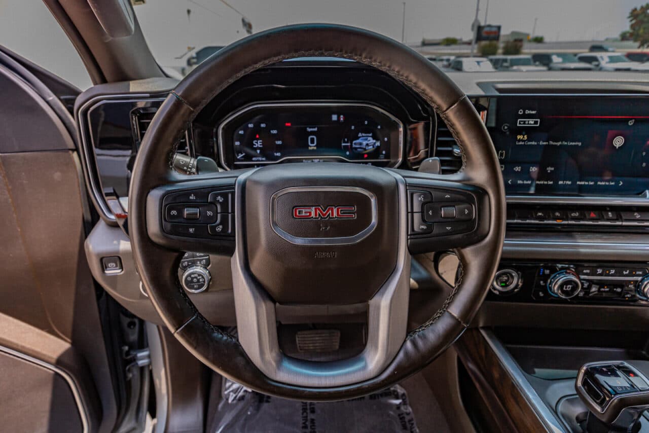 2023 GMC Sierra 1500 SLT — photo 17 of 39