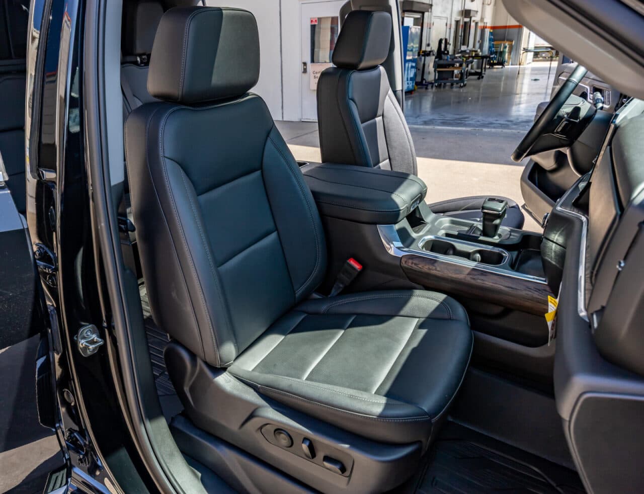 2025 GMC Sierra 1500 SLT — photo 30 of 40