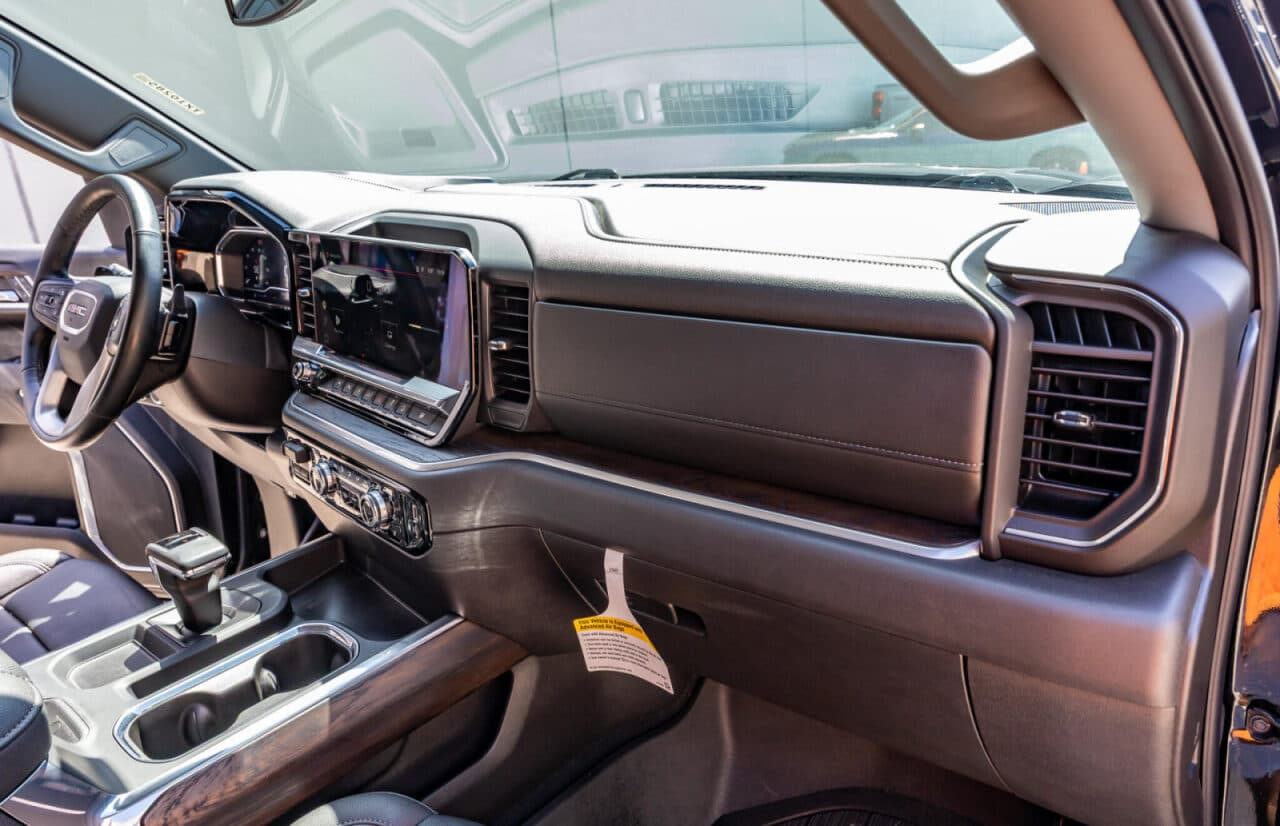 2025 GMC Sierra 1500 SLT — photo 16 of 40