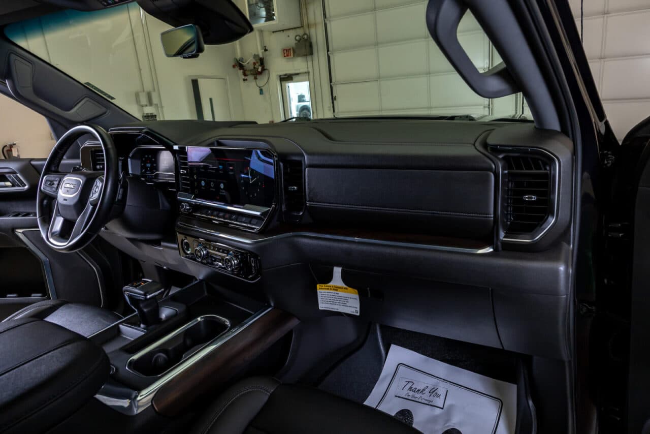 2023 GMC Sierra 1500 SLT — photo 13 of 36