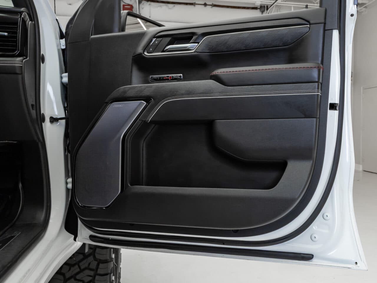 2023 GMC Sierra 1500 AT4X — photo 33 of 37