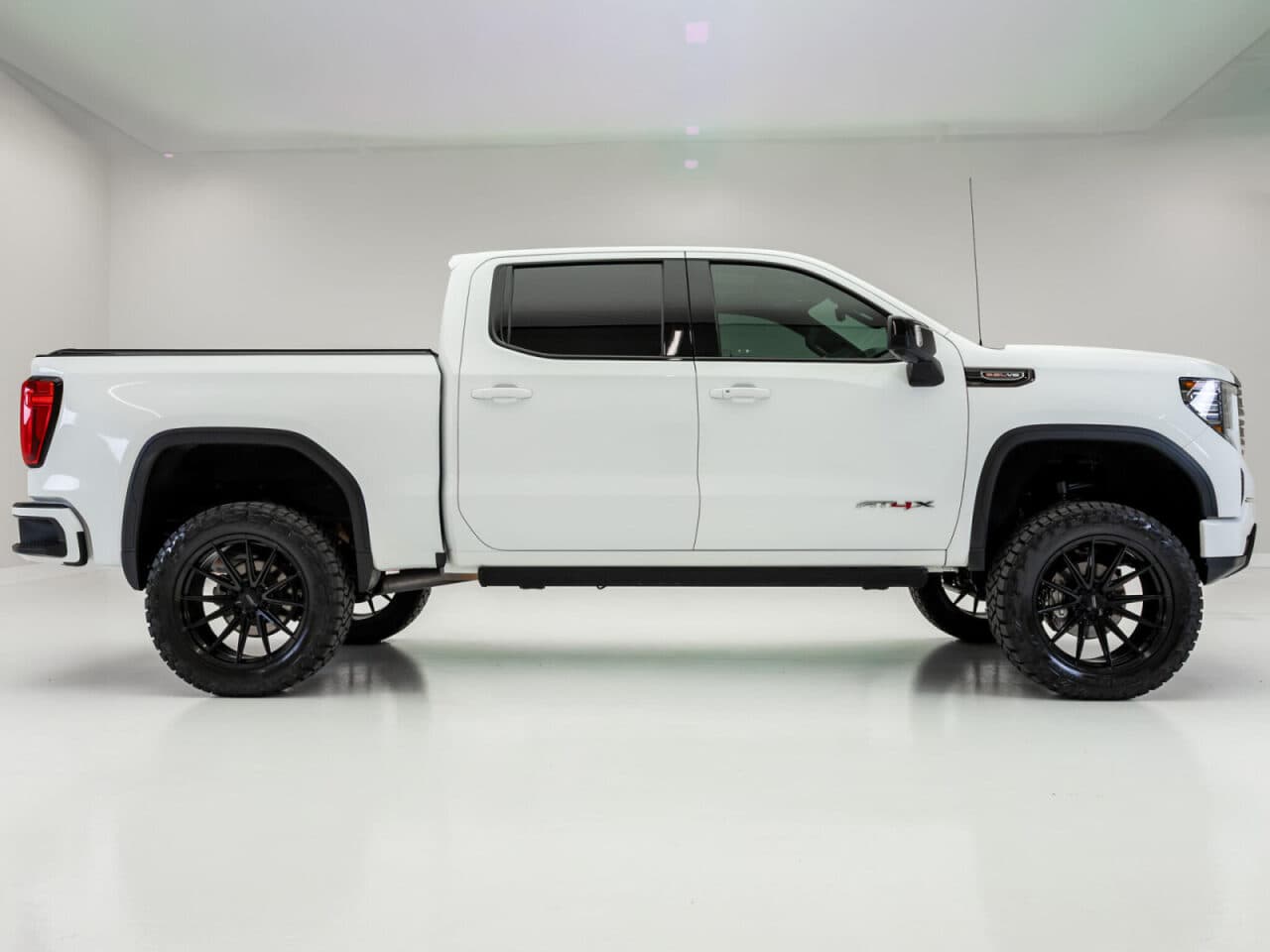 2023 GMC Sierra 1500 AT4X — photo 9 of 37