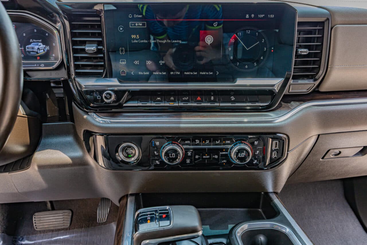 2023 GMC Sierra 1500 SLT — photo 22 of 39
