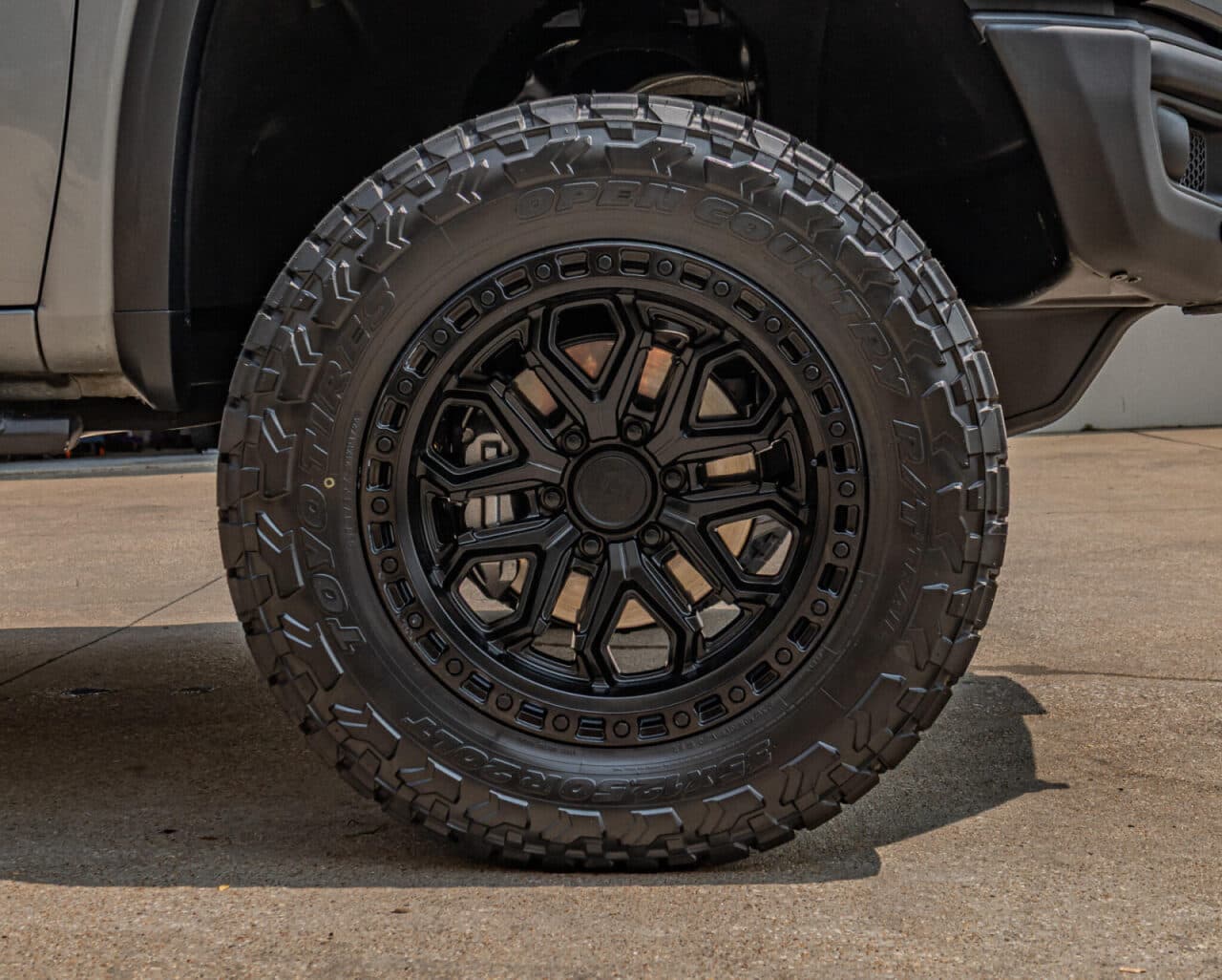 2023 GMC Sierra 1500 AT4X — photo 10 of 39