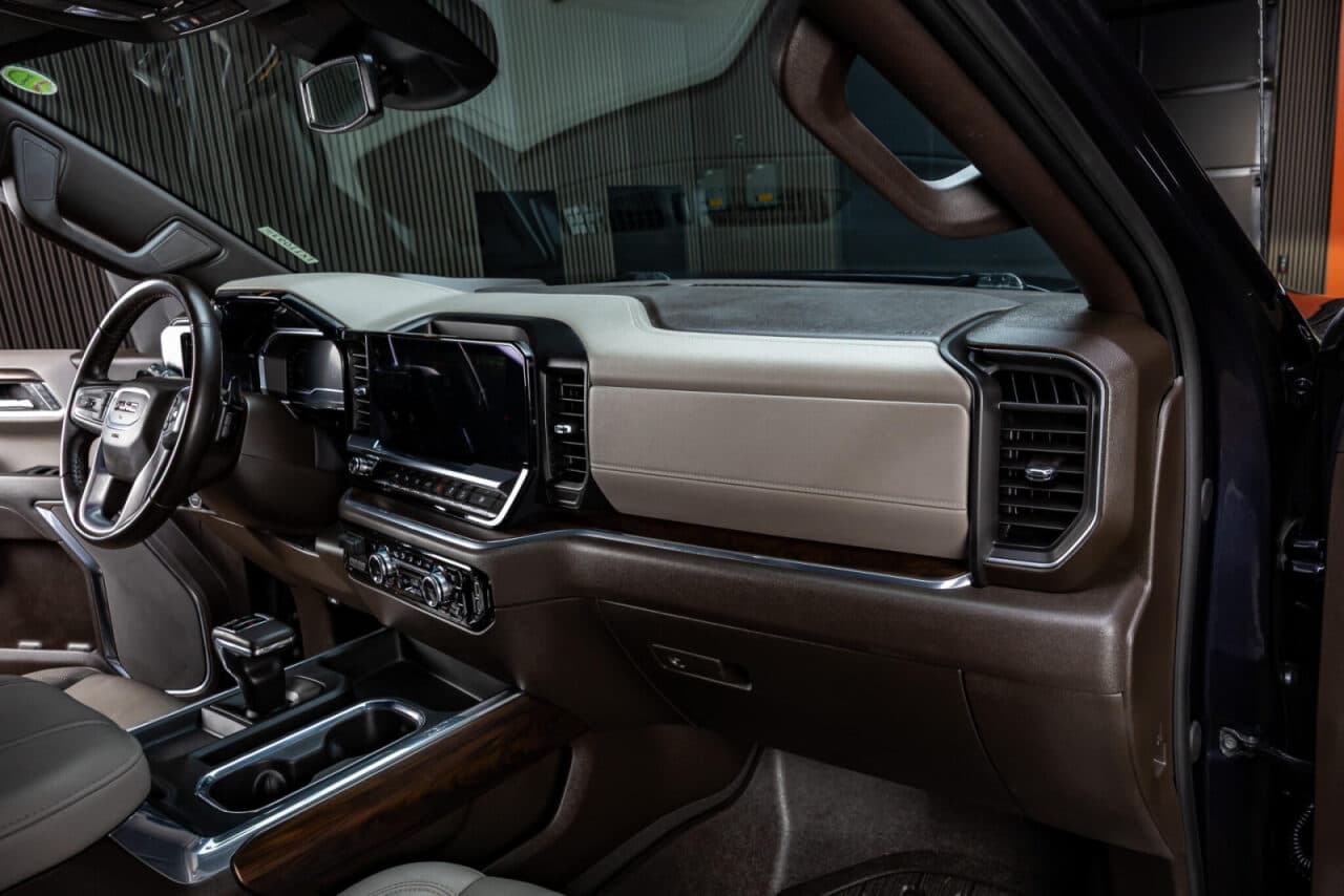 2024 GMC Sierra 1500 SLT — photo 13 of 35