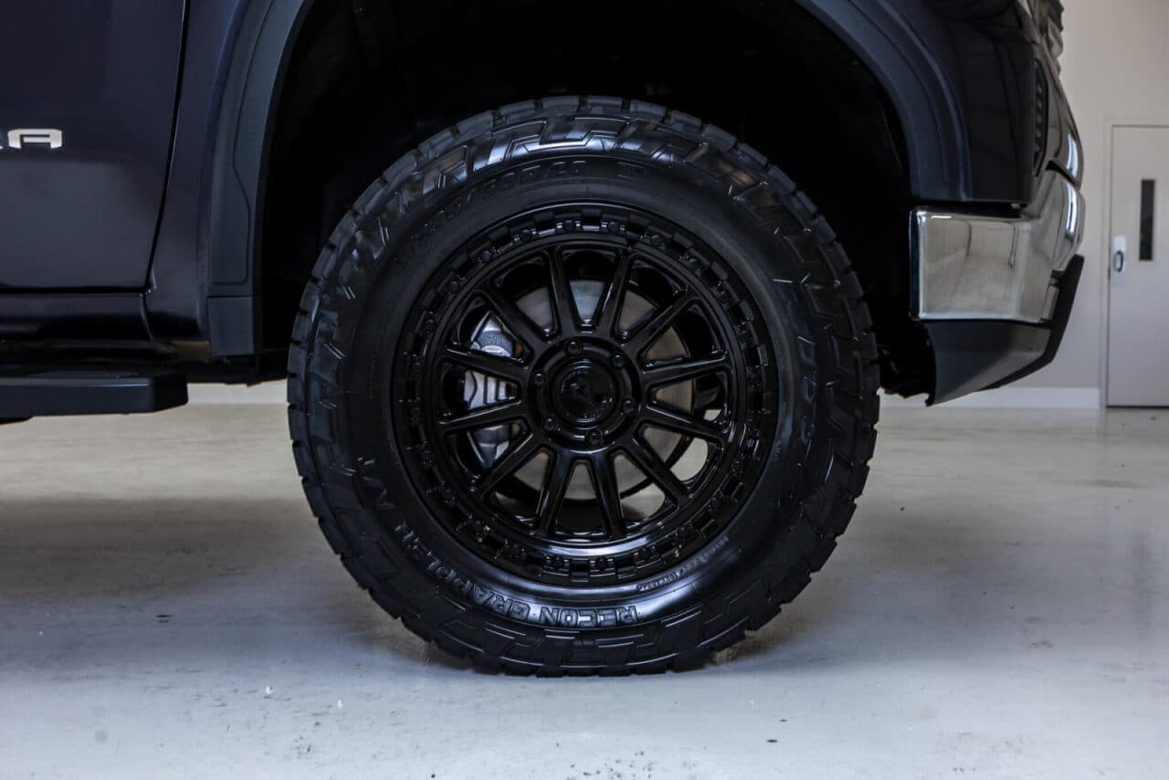 2023 GMC Sierra 1500 SLT — photo 10 of 36