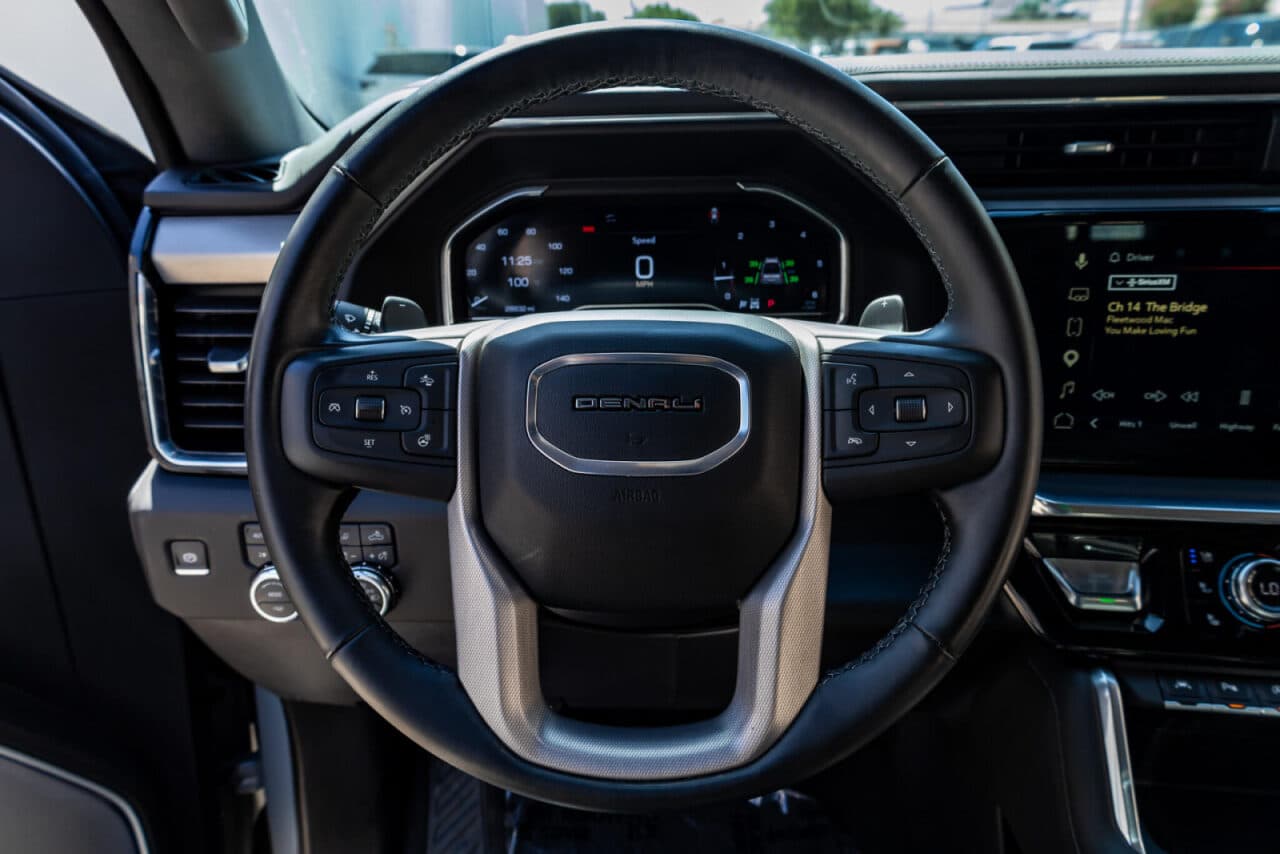 2025 GMC Sierra 1500 Denali — photo 17 of 40