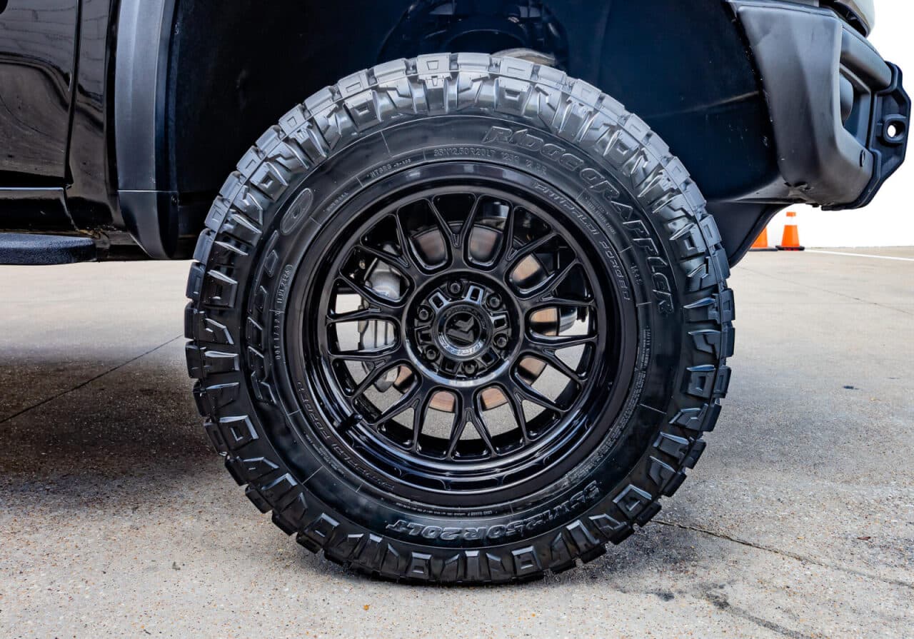 2025 GMC Sierra 1500 AT4X — photo 10 of 39