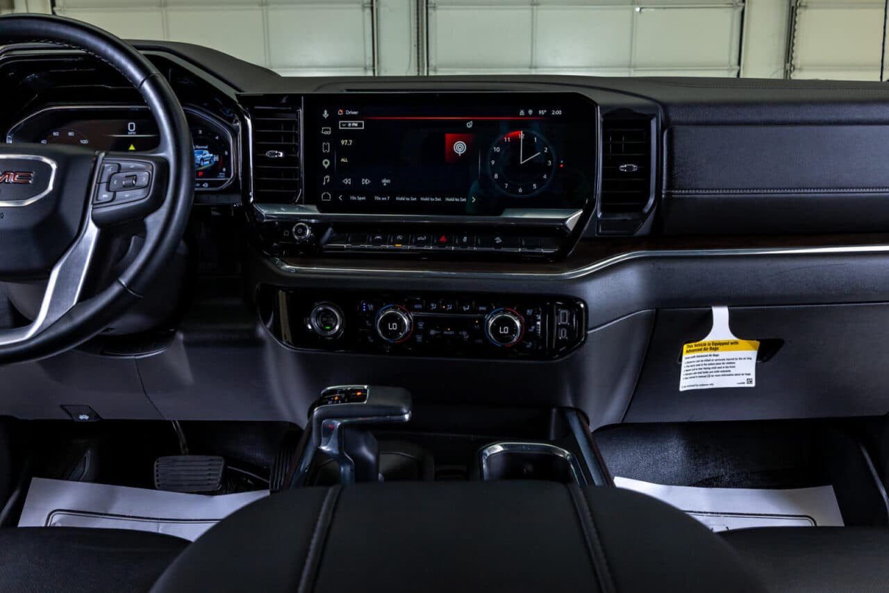 2023 GMC Sierra 1500 SLT — photo 19 of 36