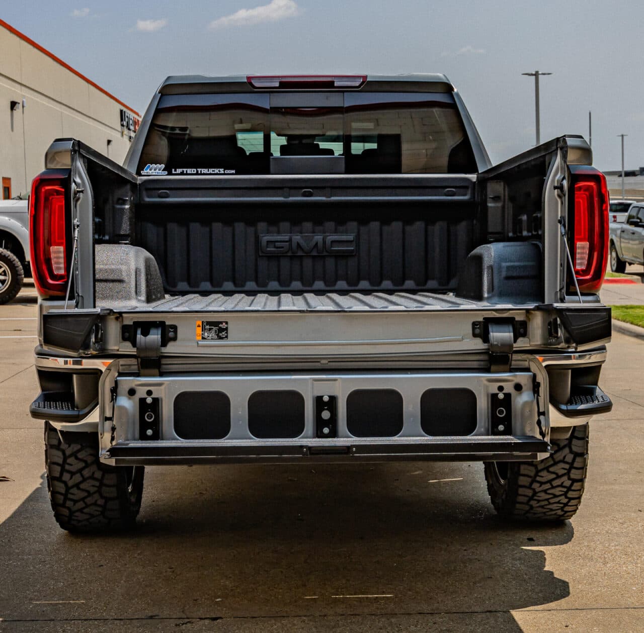 2023 GMC Sierra 1500 SLT — photo 7 of 39