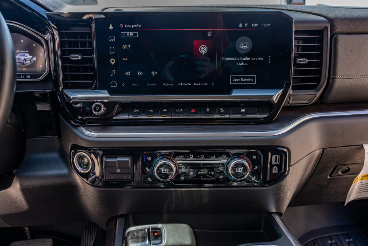 2025 GMC Sierra 1500 SLT — photo 22 of 40