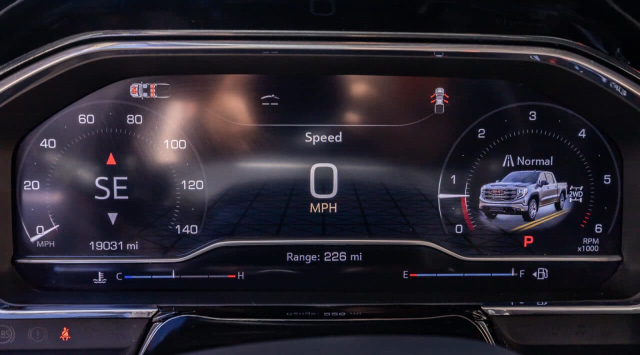 2025 GMC Sierra 1500 SLT — photo 18 of 40