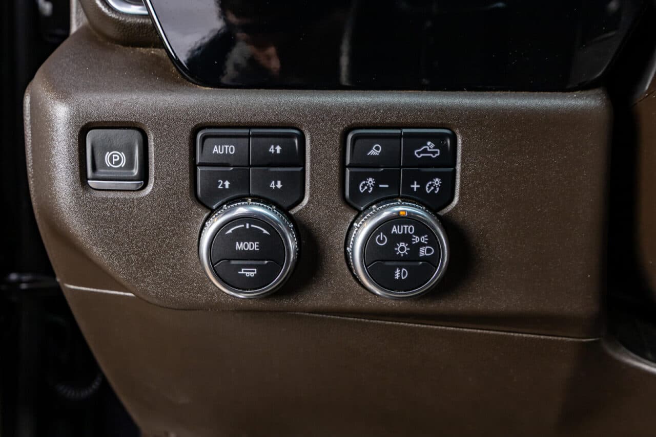 2024 GMC Sierra 1500 SLT — photo 17 of 35