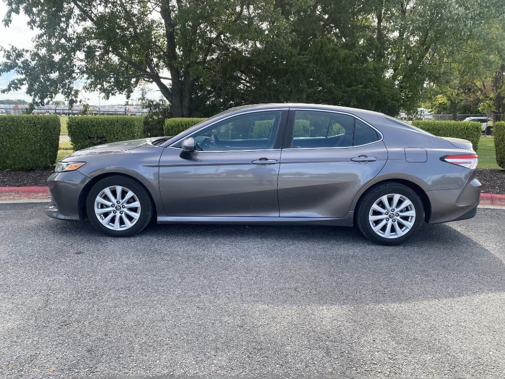 2018 Toyota Camry LE FWD — photo 5 of 15
