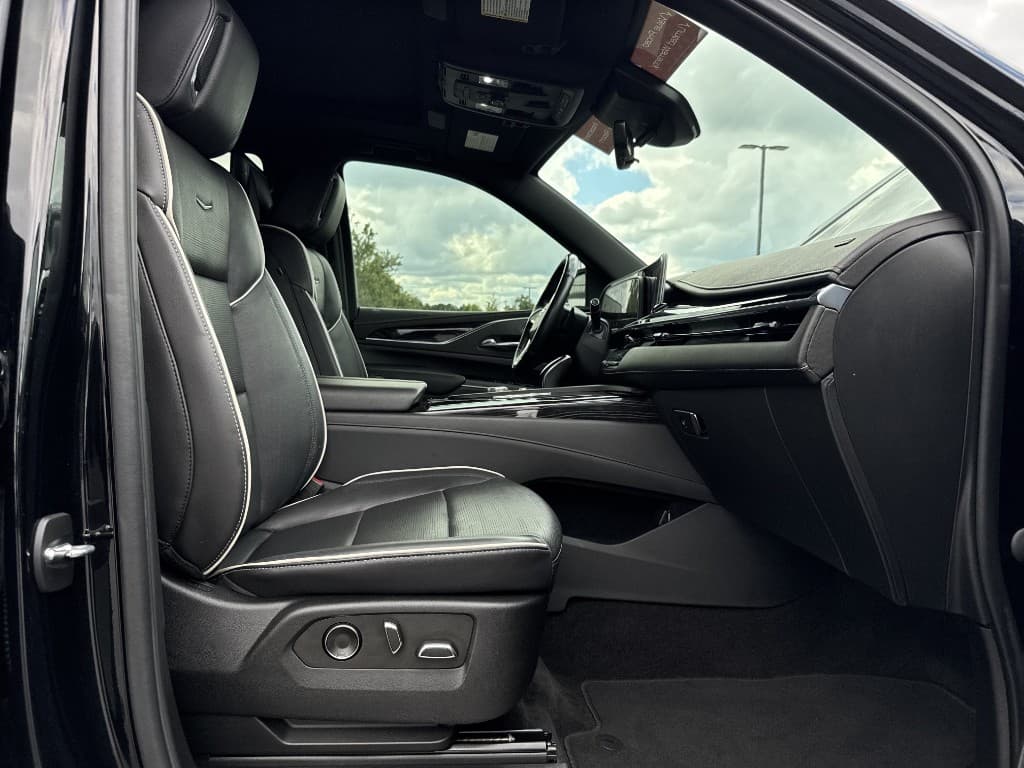 2021 Cadillac Escalade Sport — photo 25 of 32