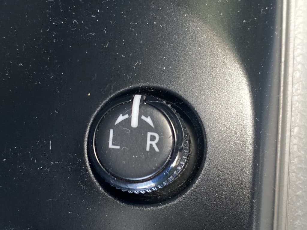 2018 Toyota Camry LE FWD — photo 9 of 15